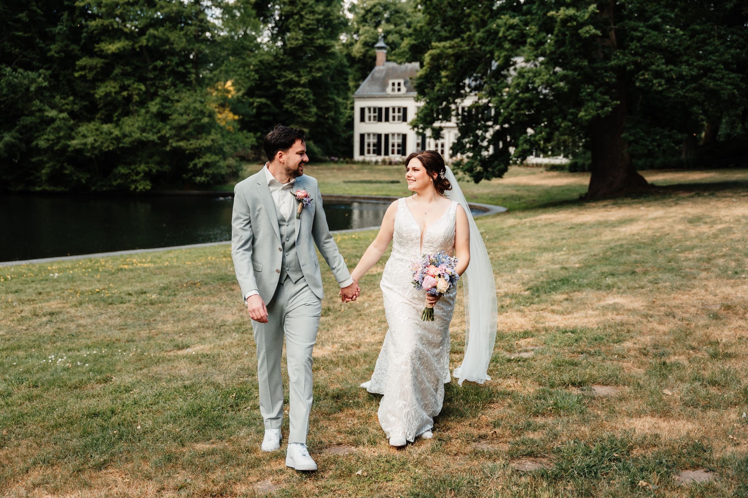 Loveshoot op landgoed bij Amersfoort tijden bruiloft